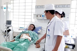 Thăm khám bệnh nhân ở Bệnh viện Đa khoa Long Khánh. Ảnh: TIẾN MINH