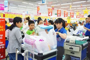 Nhiều hàng Việt áp dụng chương trình giảm giá để hỗ trợ sức mua tại hệ thống siêu thị Co.opmart