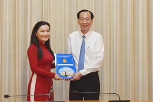 Phó Chủ tịch Thường trực UBND TPHCM Lê Thanh Liêm trao quyết định bổ nhiệm PGS-TS Võ Thị Ngọc Thúy