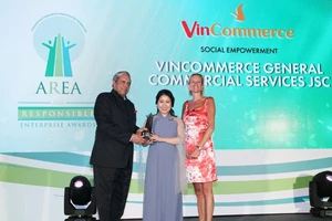 Đại diện VinCommerce lên nhận giải tại lễ vinh danh "Doanh nghiệp trách nhiệm Châu Á"