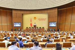 Phó Thủ tướng Phạm Bình Minh và 4 bộ trưởng trả lời chất vấn