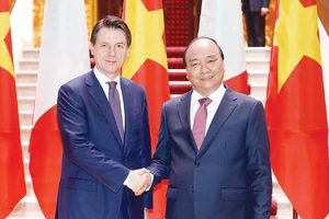 Thủ tướng Nguyễn Xuân Phúc đón Thủ tướng Italy Giuseppe Conte sang thăm chính thức Việt Nam. Ảnh VIẾT CHUNG