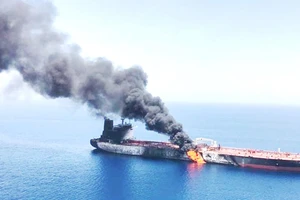 Một chiếc tàu cháy trong vụ việc được cho là bị tấn công tại Vịnh Oman