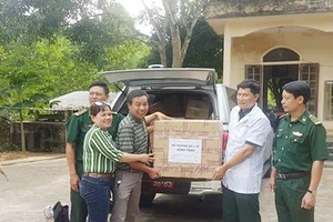 Tiếp nhận thuốc của Bộ trưởng Bộ y tế tặng Trạm xá quân dân y kết hợp Rào Tre (tỉnh Hà Tĩnh)