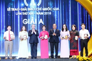 Thủ tướng Nguyễn Xuân Phúc và Thường trực Ban Bí thư Trần Quốc Vượng trao giải A cho các tác giả đoạt giải. Ảnh: TTXVN