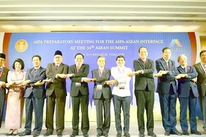 Các lãnh đạo AIPA chụp ảnh lưu niệm