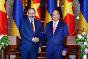 Thủ tướng Nguyễn Xuân Phúc và Thủ tướng Cộng hòa Armenia Nikol Pashinyan tại cuộc gặp báo chí sau hội đàm. Ảnh: TTXVN