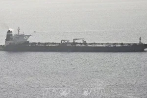 Tàu chở dầu bị nghi vi phạm các lệnh trừng phạt của EU bị bắt giữ trên vùng biển ngoài khơi Gibraltar ngày 4-7-2019. Ảnh: The Irish Sun/TTXVN