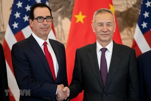 Phó Thủ tướng Trung Quốc Lưu Hạc (phải) và Bộ trưởng Tài chính Mỹ Steven Mnuchin (trái) trong cuộc gặp tại Bắc Kinh, Trung Quốc ngày 29-3-2019. Ảnh: AFP/TTXVN