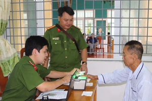 Công an TPHCM thực hiện các thủ tục cấp thẻ căn cước công dân cho 60 thương binh, người già yếu, người dân tộc