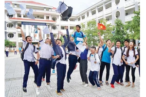 Niềm vui hoàn thành môn Ngoại ngữ trong kỳ thi THPT 2019 ở điểm thi Trường THPT Lý Thánh Tông, quận 8, TPHCM. Ảnh: HOÀNG HÙNG