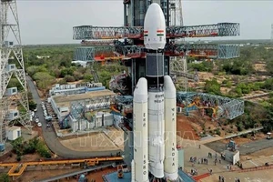 Tên lửa đẩy GSLV III Mark 1 mang theo tàu thăm dò Mặt trăng Chandrayaan-2 của Ấn Độ được đặt vào bệ phóng tại Trung tâm vũ trụ Satish Dhawan ở bang Andhra Pradesh, ngày 15/7/2019. Ảnh: Gadgets/TTXVN
