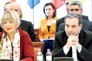 Tổng Thư ký Ủy ban Đối ngoại EU Helga Schmidt (trái) và Thứ trưởng Ngoại giao Iran Abbas Araqchi (phải) tại cuộc họp ở Vienna
