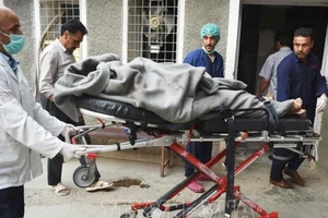 Chuyển bệnh nhân đến bệnh viện sau vụ nổ tại Kabul. Ảnh: AFP/TTXVN