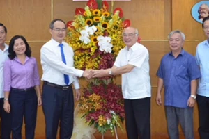 Đồng chí Nguyễn Thiện Nhân thăm, chúc mừng Ban Tuyên giáo Thành ủy TPHCM. Ảnh: NGUYỄN NAM