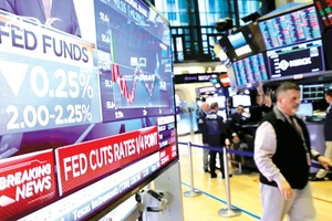 Thông tin FED cắt giảm lãi suất xuất hiện tại sàn giao dịch chứng khoán New York, Mỹ