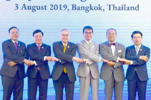 Phó Thủ tướng, Bộ trưởng Ngoại giao Phạm Bình Minh (thứ hai, từ trái sang) và các Bộ trưởng Ngoại giao dự hội nghị. Ảnh: TTXVN