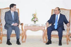 Thủ tướng Nguyễn Xuân Phúc và Thống đốc Ngân hàng Trung ương Thái Lan Veerathai Santiprabhob. Ảnh: VGP/Quang Hiếu