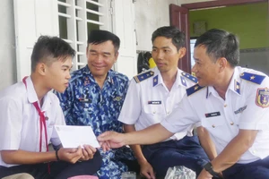 Tặng quà, hỗ trợ ngư dân huyện đảo Phú Quý