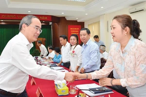 Bí thư Thành uỷ TPHCM Nguyễn Thiện Nhân trao đổi cùng các đồng chí lãnh đạo quận 7. Ảnh: VIỆT DŨNG