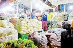 Kinh doanh rau tại chợ đầu mối nông sản Hóc Môn