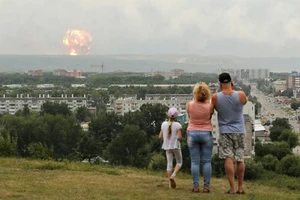 Một gia đình đứng nhìn vụ nổ ở Severodvinsk từ xa. Ảnh: AP