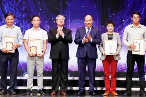Thủ tướng Nguyễn Xuân Phúc và Thường trực Ban Bí thư Trần Quốc Vượng trao giải A cho các tác giả. Ảnh: TTXVN