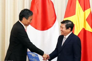 Chủ tịch UBND TPHCM Nguyễn Thành Phong tiếp ông Abe Shuichi, Thống đốc tỉnh Nagano, Nhật Bản. Ảnh: TTXVN
