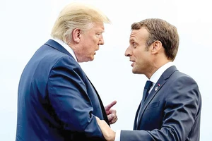 Tổng thống Mỹ Donald Trump (trái) và Tổng thống nước chủ nhà Pháp Emmanuel Macron tại Hội nghị Thượng đỉnh G7