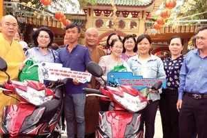 Phó Bí thư Thành ủy TPHCM Võ Thị Dung cùng các đại biểu trao phương tiện sinh kế cho người dân