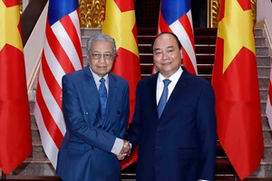 Thủ tướng Nguyễn Xuân Phúc với Thủ tướng Malaysia Mahathir Mohamad tại Trụ sở Chính phủ. Ảnh: TTXVN