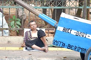 Một người vô gia cư ở Jakarta