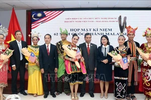 Các đại biểu tham dự họp mặt tặng hoa các nghệ sỹ Malaysia tham gia biểu diễn tại lễ kỷ niệm.