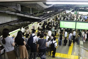 Hành khách xếp hàng tại nhà ga Meguro ở Tokyo khi các chuyến tàu bị ngưng trệ do cơn bão Faxai đổ bộ vào ngày 9-9. Ảnh: THX/TTXVN