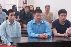 Bị cáo Lâm Hữu Sơn (giữa) cùng các đồng phạm 