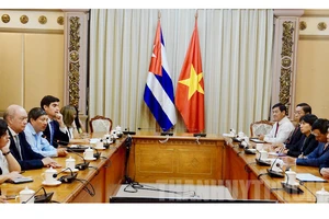 Chủ tịch UBND TP Nguyễn Thành Phong tiếp Bộ trưởng Ngoại thương và Đầu tư nước ngoài Cuba Rodrigo Malmierea Diaz