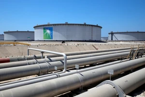 Bên trong cơ sở lọc dầu Ras Tanura của Saudi Aramco. Ảnh: Reuters 