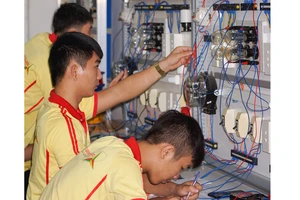 Sinh viên ngành điện - điện tử trong giờ học thực hành