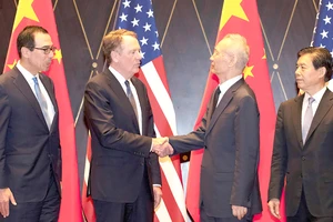 Phó Thủ tướng Trung Quốc Lưu Hạc bắt tay Đại diện thương mại Mỹ Robert Lighthizer trong cuộc đàm phán tại Trung Quốc tháng 7 vừa qua