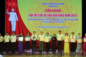 Phó Bí thư Thành ủy TPHCM Võ Thị Dung trao Bằng khen cho các đơn vị xuất sắc của Hội thi cán bộ “Dân vận khéo” 2019