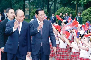 Thủ tướng Nguyễn Xuân Phúc và Thủ tướng Campuchia Samdech Hun Sen với thiếu nhi Thủ đô Hà Nội tại lễ đón. Ảnh: TTXVN