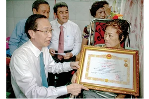Trao tặng danh hiệu NSƯT cho nghệ sĩ Huỳnh Ngọc