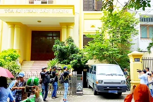 Xe của Công an quận 1 rời khỏi TAND quận 4 sau khi khám xét nơi làm việc của ông Nguyễn Hải Nam. Ảnh: KHÁNH QUỲNH