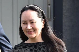 Bà Mạnh Vãn Châu rời tòa án British Columbia ở Vancouver, Canada. Ảnh: AFP/TTXVN