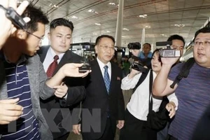 Trưởng đoàn đàm phán hạt nhân của Triều Tiên Kim Myong-gil (giữa) tại sân bay quốc tế Bắc Kinh, Trung Quốc, trước khi lên đường tới Stockholm ngày 3-10-2019. Ảnh: Kyodo/TTXVN