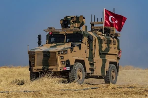 Binh sĩ Thổ Nhĩ Kỳ tiến hành tuần tra chung với binh sĩ Mỹ tại thị trấn Tell Abyad, Syria, ngày 4-10. Ảnh: AFP/TTXVN