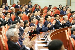 Các đồng chí Ủy viên Trung ương Đảng dự phiên bế mạc hội nghị. Ảnh: TTXVN