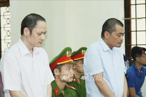 Bị cáo Vũ Trọng Lương (trái) và bị cáo Nguyễn Thanh Hoài tại phiên xét xử chiều 17-10.