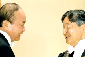 Thủ tướng Nguyễn Xuân Phúc chúc mừng Nhật hoàng Naruhito. Ảnh: TTXVN