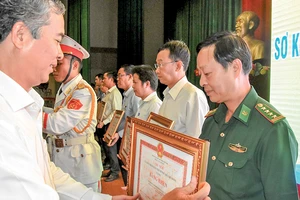 Phó Chủ tịch UBND TPHCM Ngô Minh Châu trao bằng khen cho các tập thể, cá nhân có thành tích xuất sắc